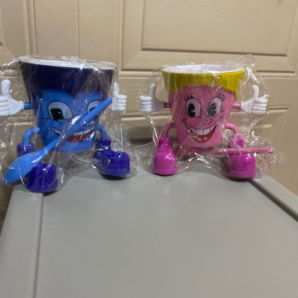 Ice Cream Set Of Plastic Cups With Plastic Little Spoons...